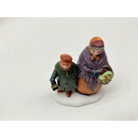 Dept 56 Heritage Village #5570-0 Carolers On The Doorstep Set of 4 Figures - Picture 3 of 8